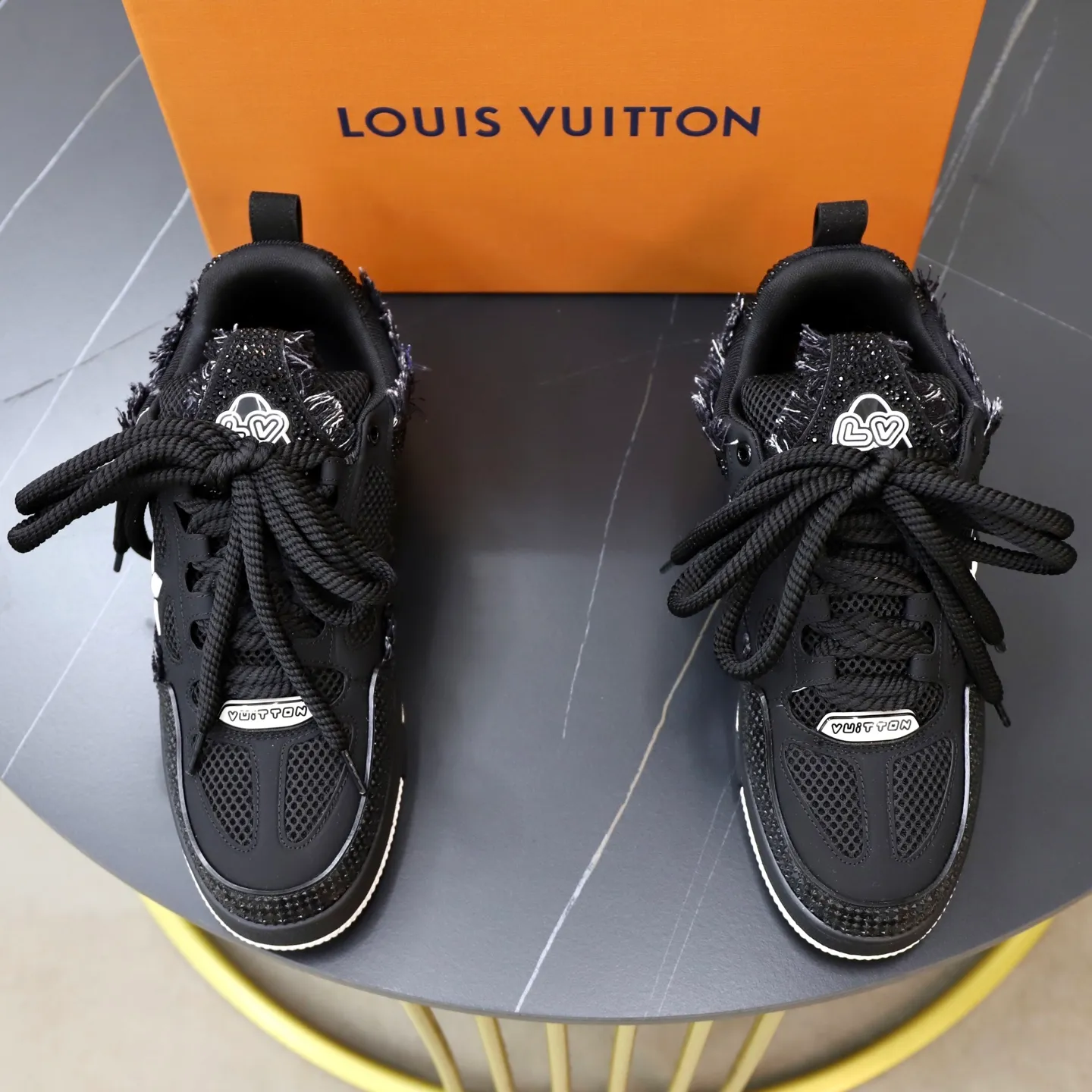 Ex-factory price: 860💰LV Couple👫Louis Vuitton TRAINER sneakers classic Louis Vuitton men's artistic director Virgil Abloh picked inspiration to create this LV Trainer sneaker. Yingze crystal inlays present a colorful effect. VS can be matched with two gorgeous effect colors. The LV letter logo badge on the tongue is gorgeous and noble. The LV letter is decorated on the side. The outsole is decorated with a Monogram flower pattern. It shows the trend of elegance and nobility! Men's and women's models: 35-46